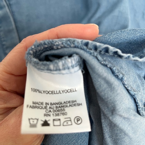 5/20$ Reitmans Blue Denim like Button-Up Blouse size medium - Picture 5 of 6